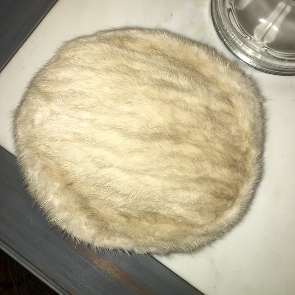 Vintage fur hat main image 4